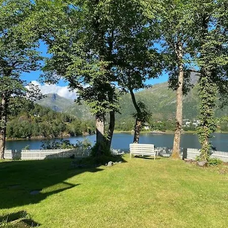 Romslig Bolig- Idyllisk Og Sentralt Beliggende I Svolvaer