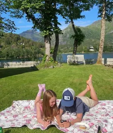 Romslig Bolig- Idyllisk Og Sentralt Beliggende I Holiday home