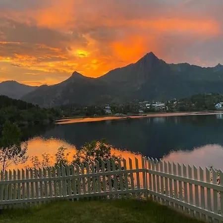 Romslig Bolig- Idyllisk Og Sentralt Beliggende I Holiday home *