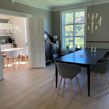 Feriehus Romslig Bolig- Idyllisk Og Sentralt Beliggende I