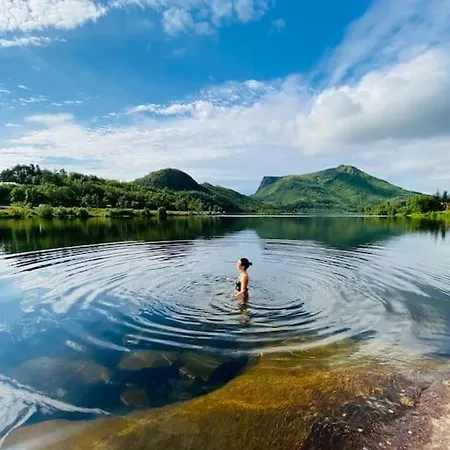 Romslig Bolig- Idyllisk Og Sentralt Beliggende I * Svolvaer
