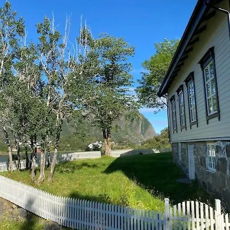 Romslig Bolig- Idyllisk Og Sentralt Beliggende I