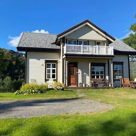 Holiday home Romslig Bolig- Idyllisk Og Sentralt Beliggende I